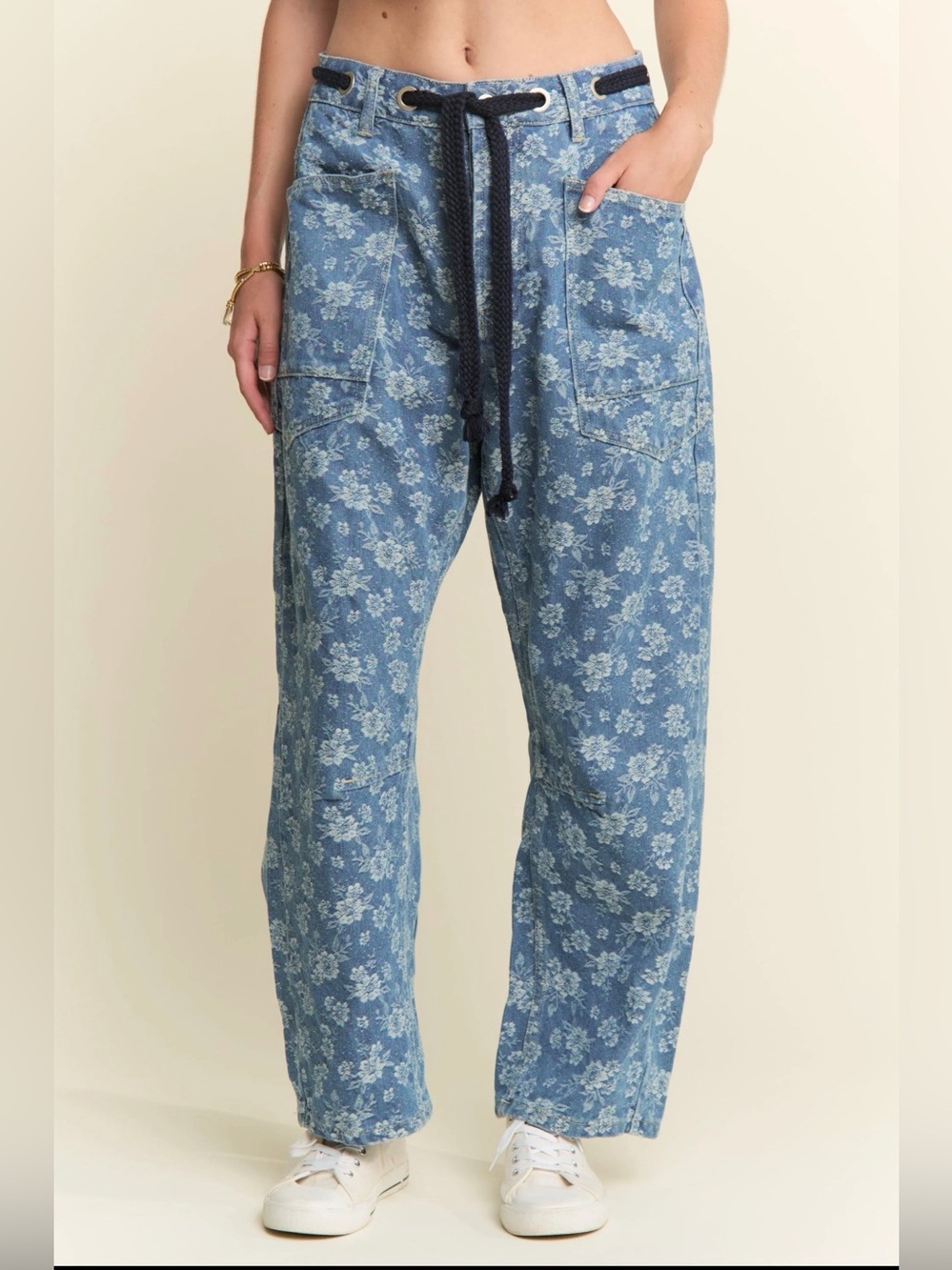 NWT Boutique June Adel Floral Jacquard Blue Barrel Jeans Size M